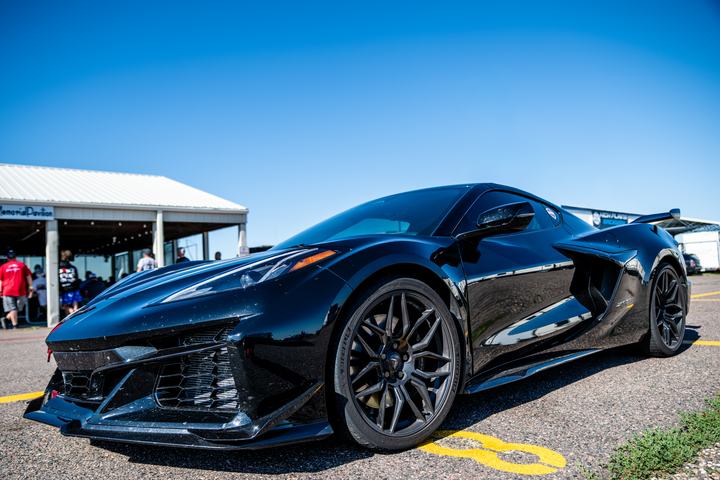 Black Corvette - C8